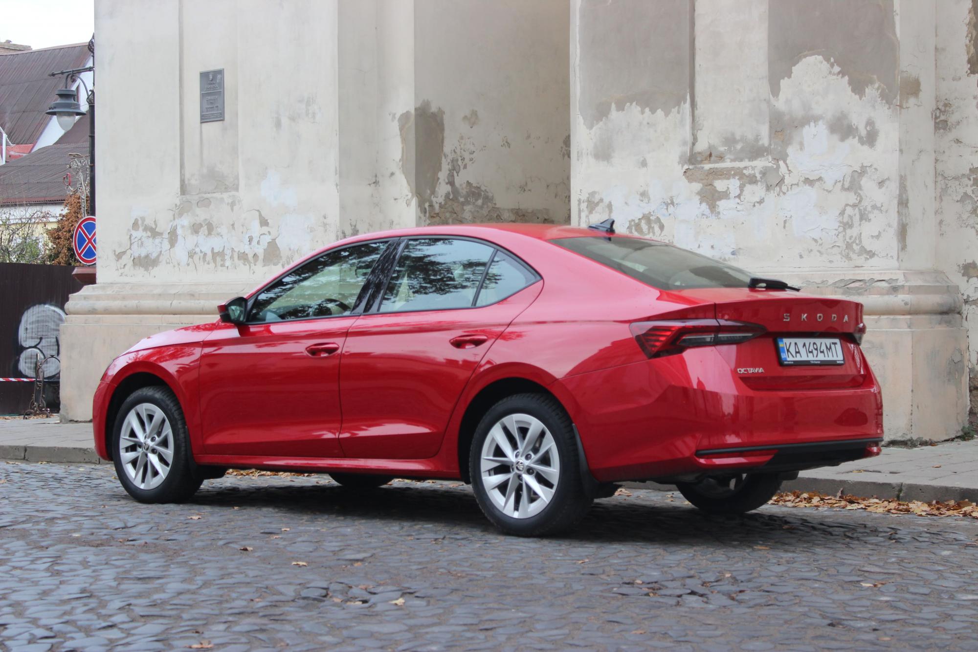 Тест-драйв гібридної Skoda Octavia: переваги та недоліки оновленого ліфтбека