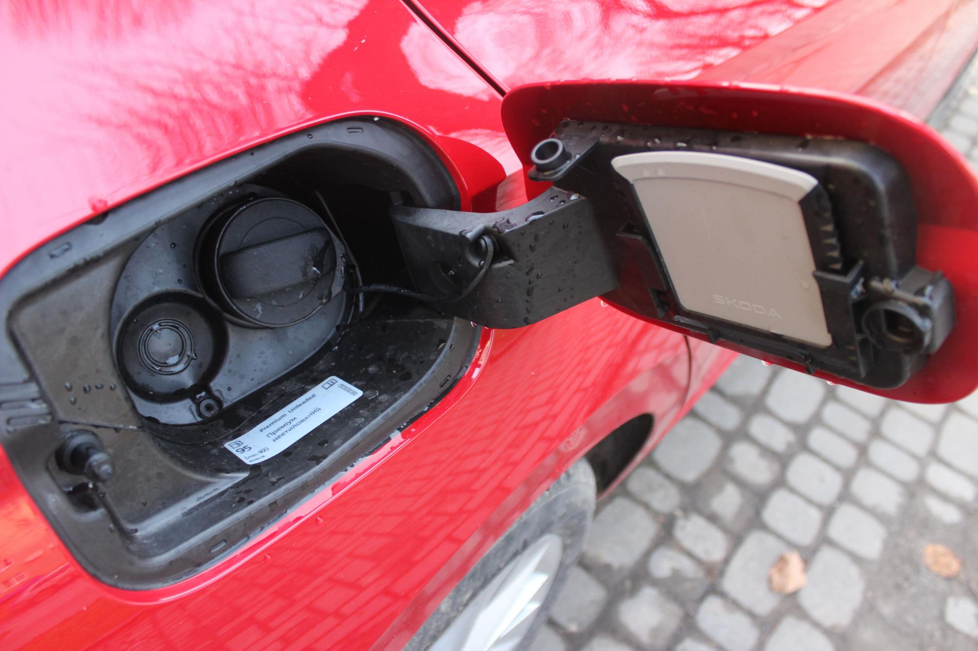 Тест-драйв гібридної Skoda Octavia: переваги та недоліки оновленого ліфтбека