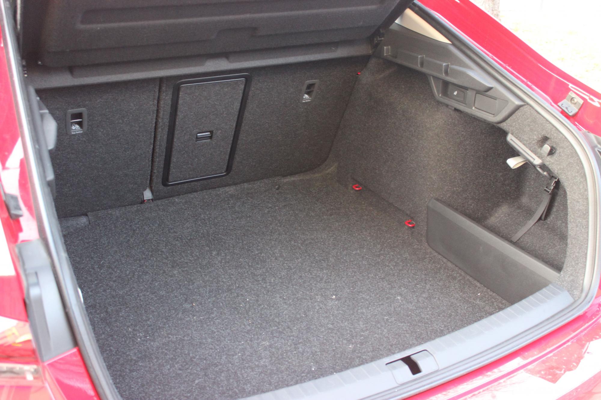 Тест-драйв гібридної Skoda Octavia: переваги та недоліки оновленого ліфтбека