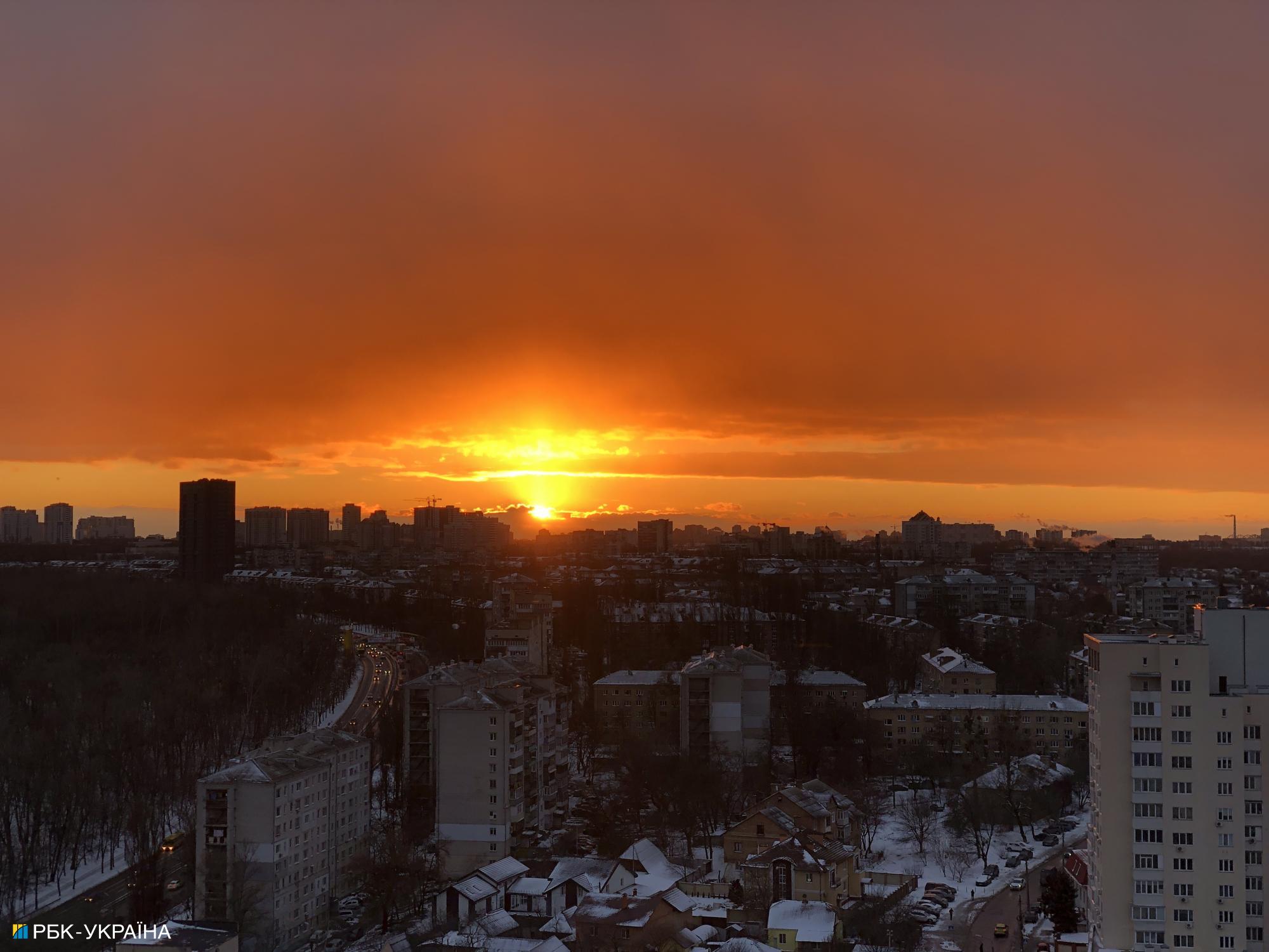 Огненное небо: в Киеве завораживающий закат попал на фото