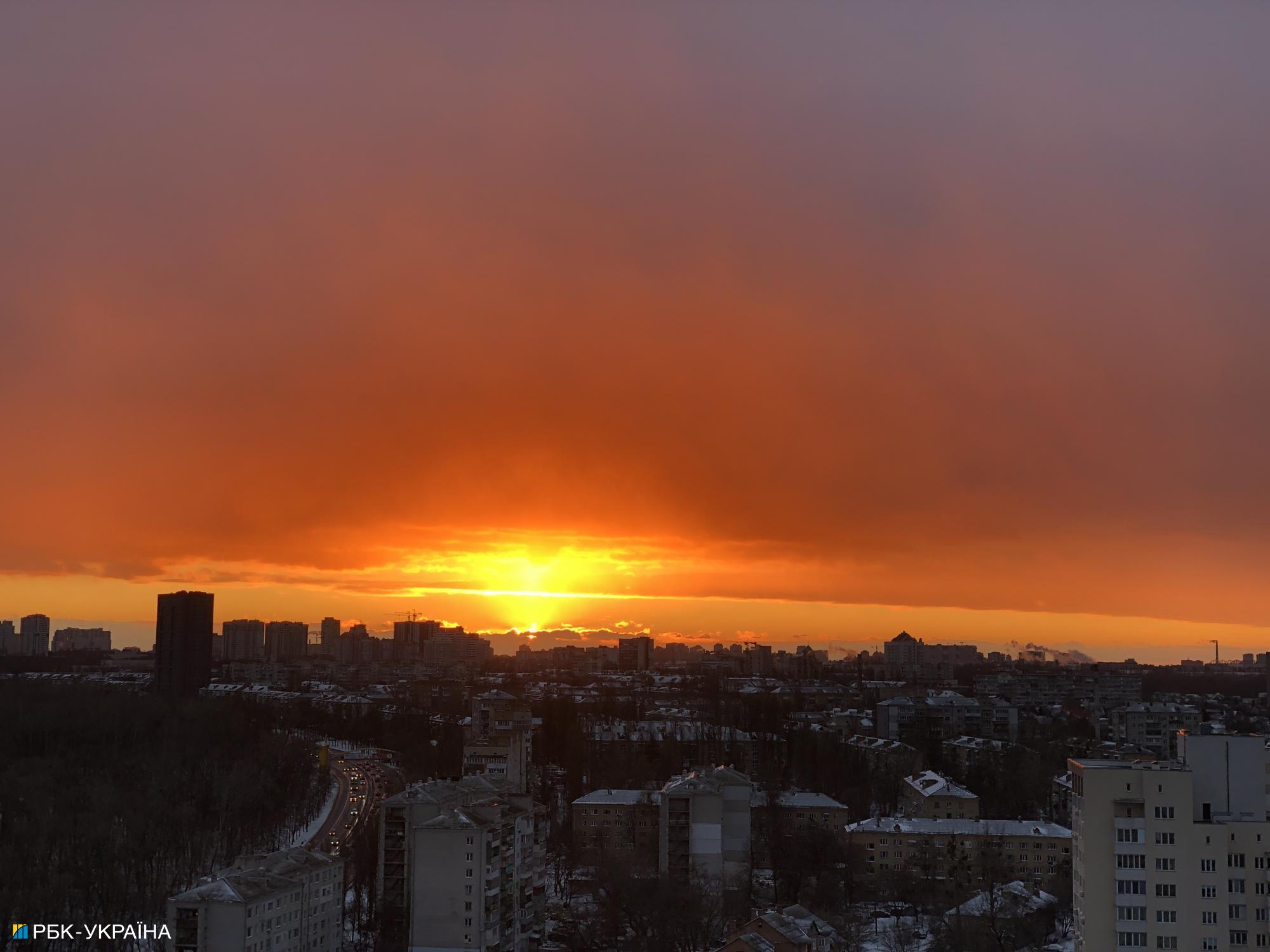 Огненное небо: в Киеве завораживающий закат попал на фото