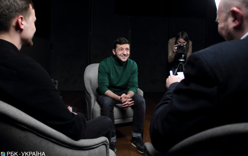 От делового шика до милитари. Эволюция стиля Зеленского: взгляд спустя годы