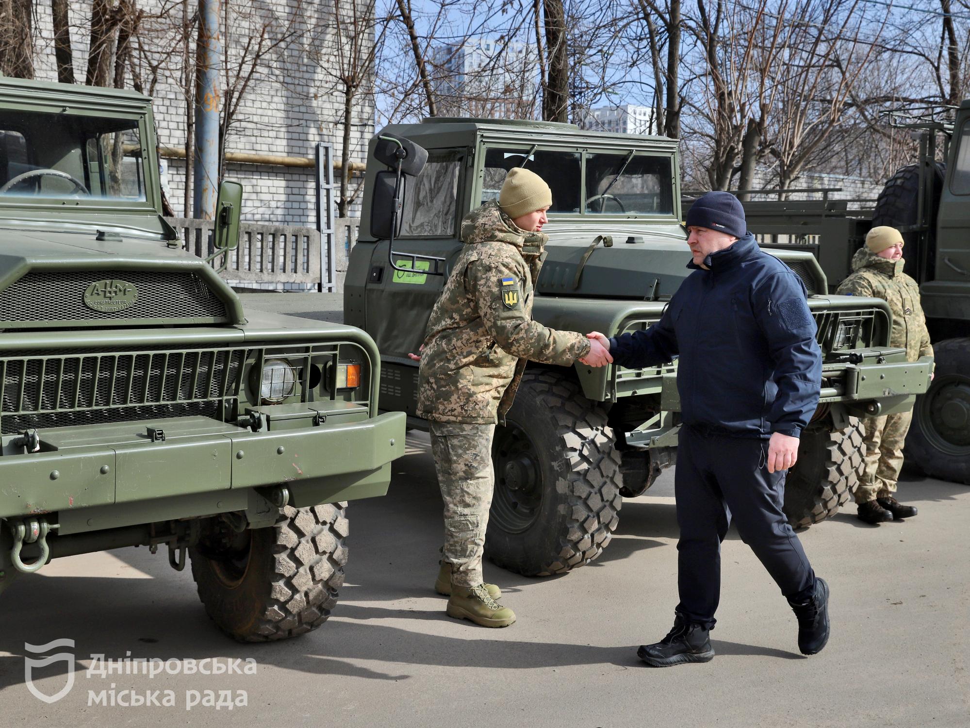 Дніпро доправив Силам оборони чергову партію дронів і вантажівок