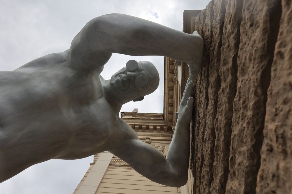 "Розходимося, зради нема". Во Львове раскрыли тайну странной скульптуры возле Оперного театра