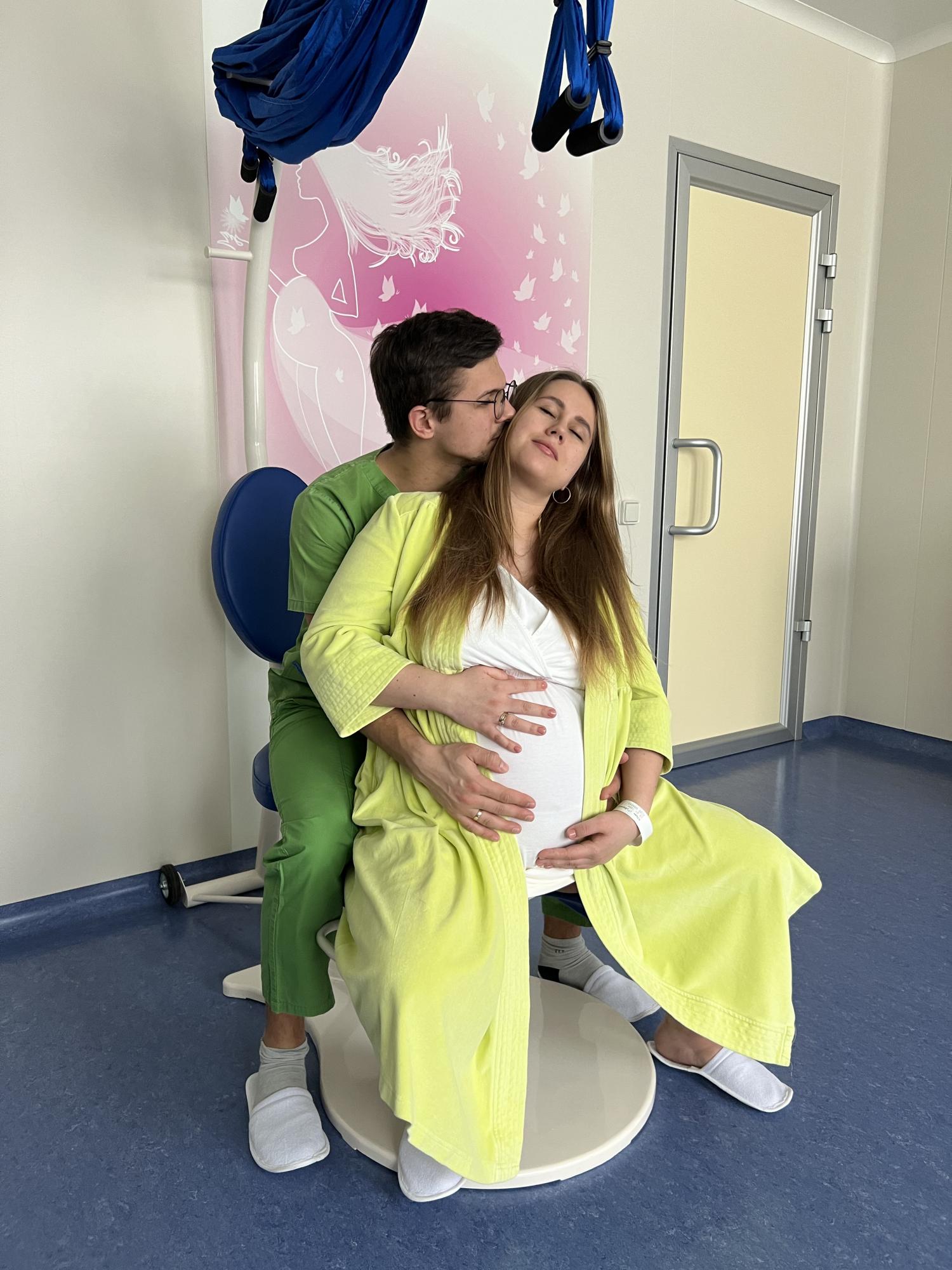 "Разом зробили, разом і народили". Чому партнерські пологи стають популярними та як до них готуватися