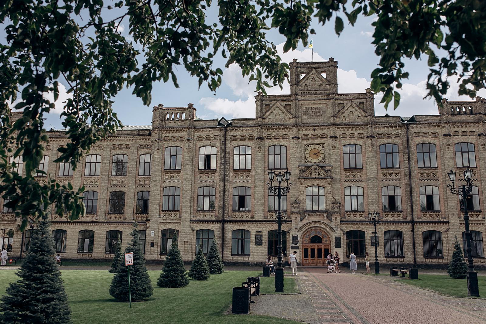 Скільки коштує навчання за контрактом у найкращих вишах України: детальний перелік із цінами