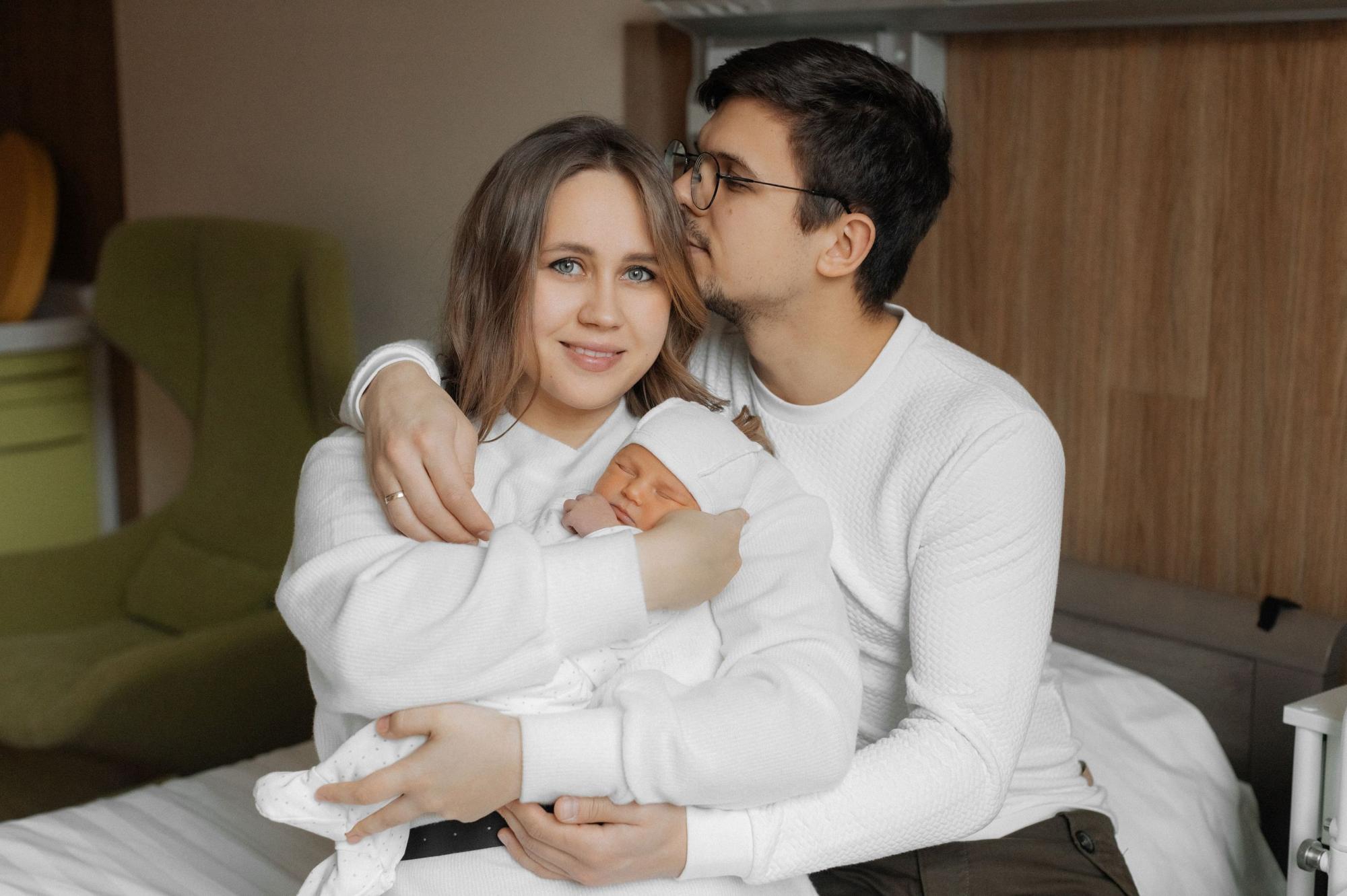 "Разом зробили, разом і народили". Чому партнерські пологи стають популярними та як до них готуватися