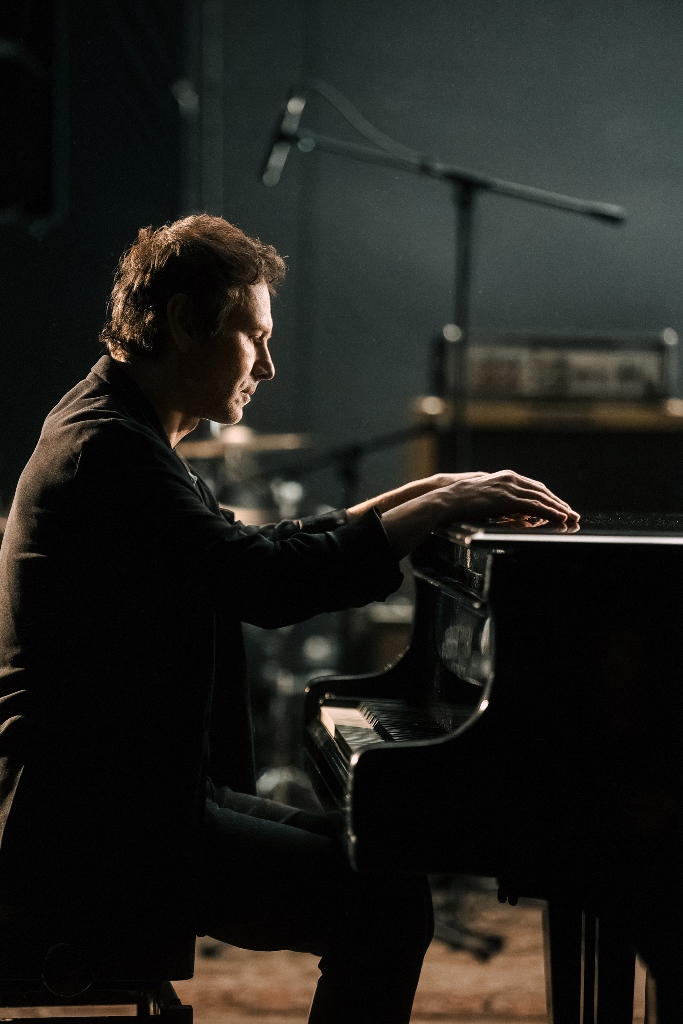 "Моя відповідь виткана зморшками на чолі": Вакарчук заспівав про біль, пам'ять і довічну вдячність