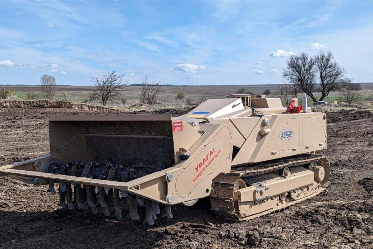 В мире есть всего 300 систем. В Украине опробовали дистанционную машину для разминирования MV-4