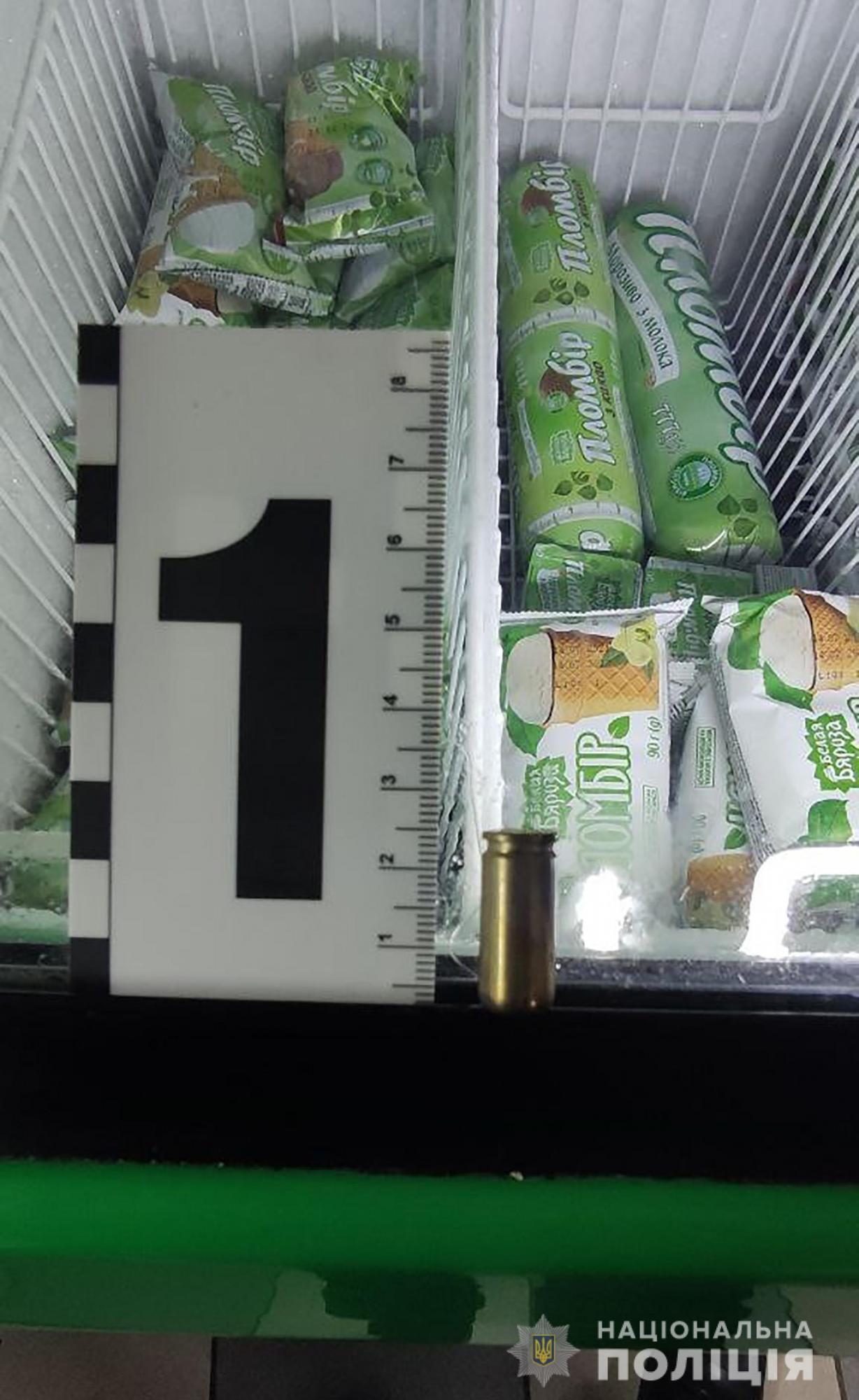 В магазине Запорожья мужчина выстрел продавцу в лицо из-за маски (фото)