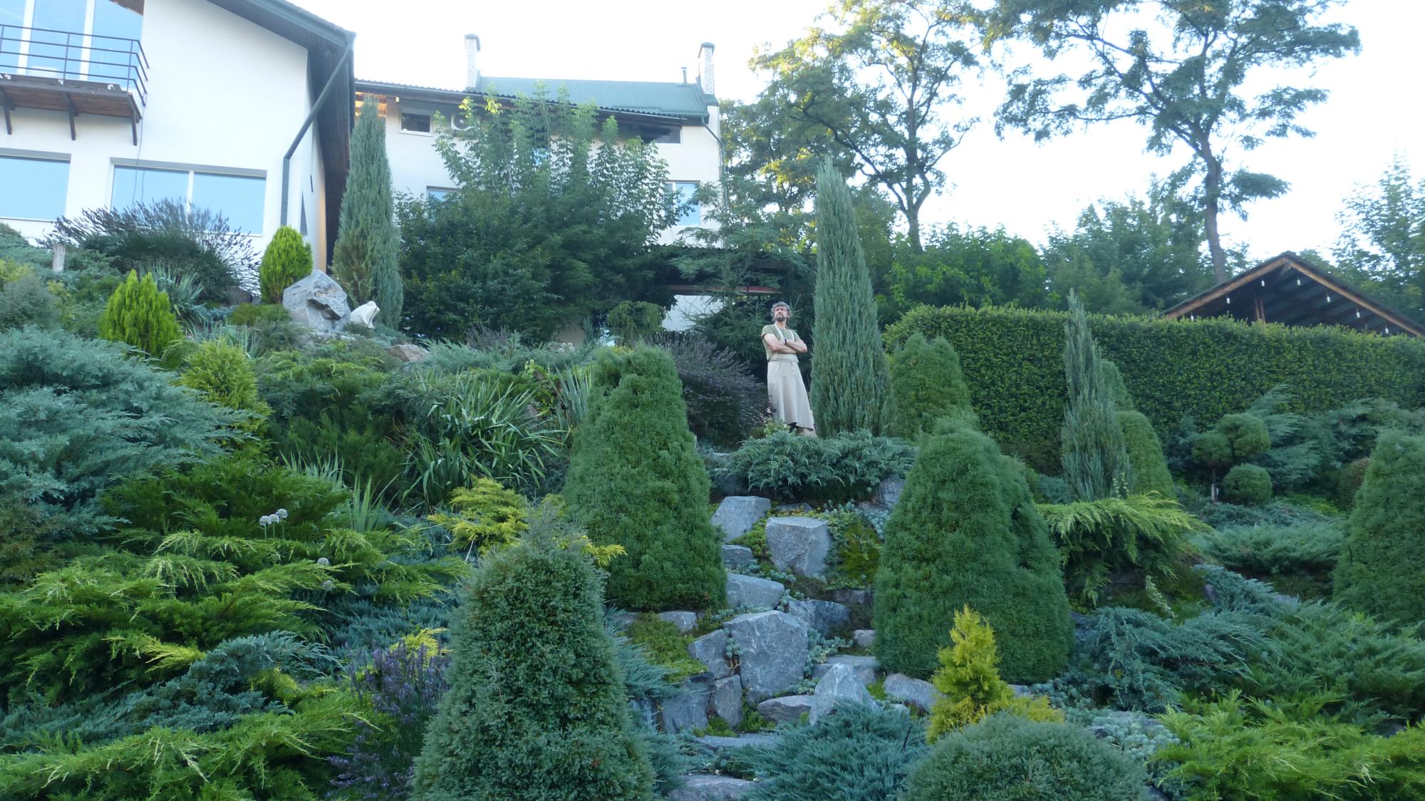 Красота из руин. Как Сергей Горбань превратил свалку в сад прямо в центре города