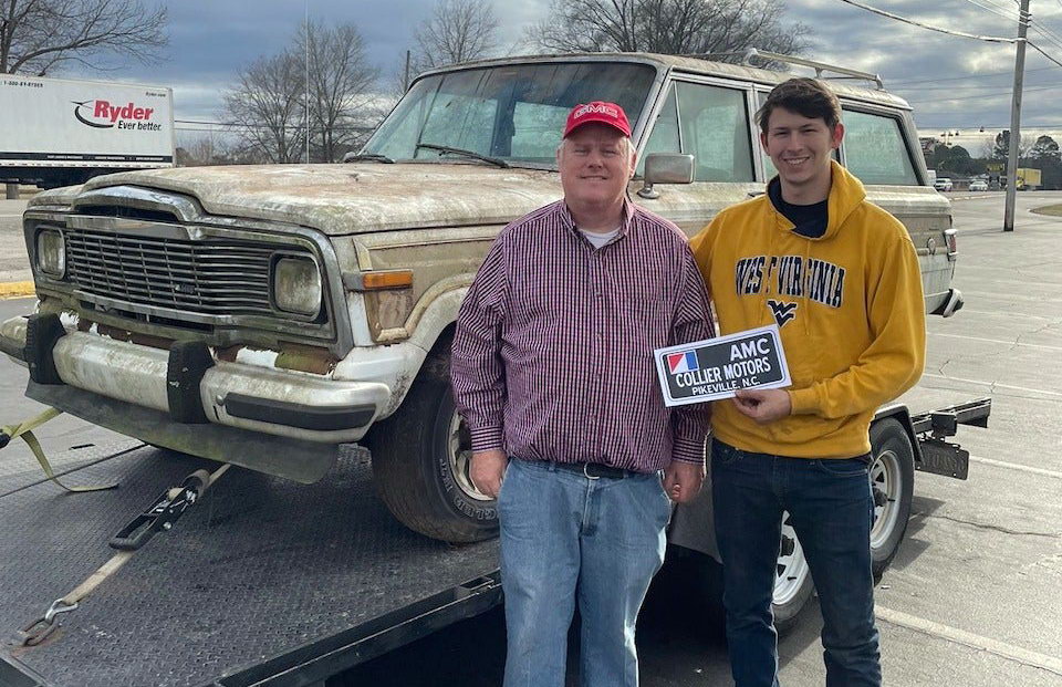 Знайдено занедбаний автосалон, де крізь машини проросли дерева