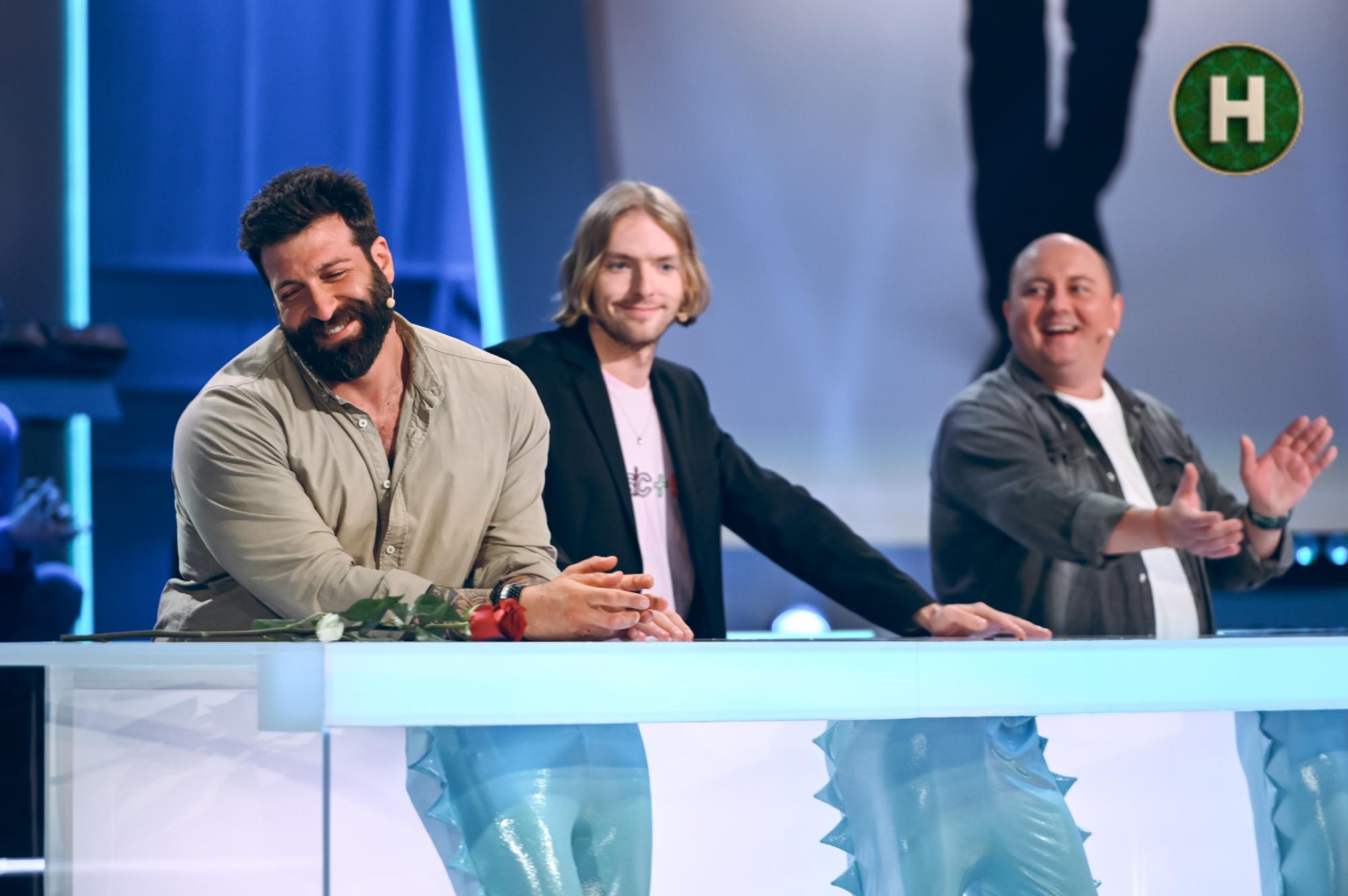 "Сколько процентов женщин имеют "краша" среди военных?" Интересные статистические факты из шоу "Хто зверху?"