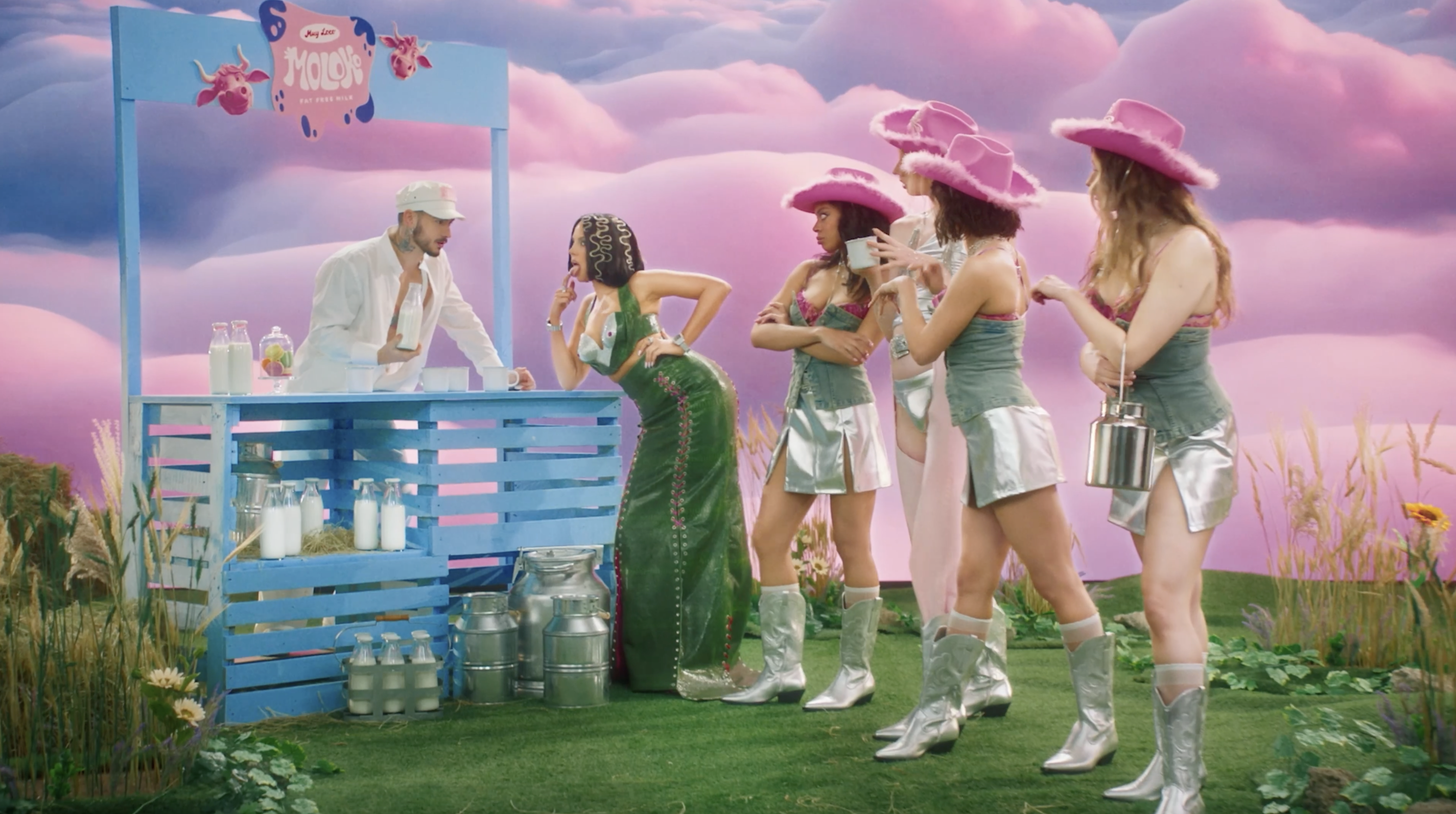 Настя Каменских подтвердила слухи о связи с молодым певцом