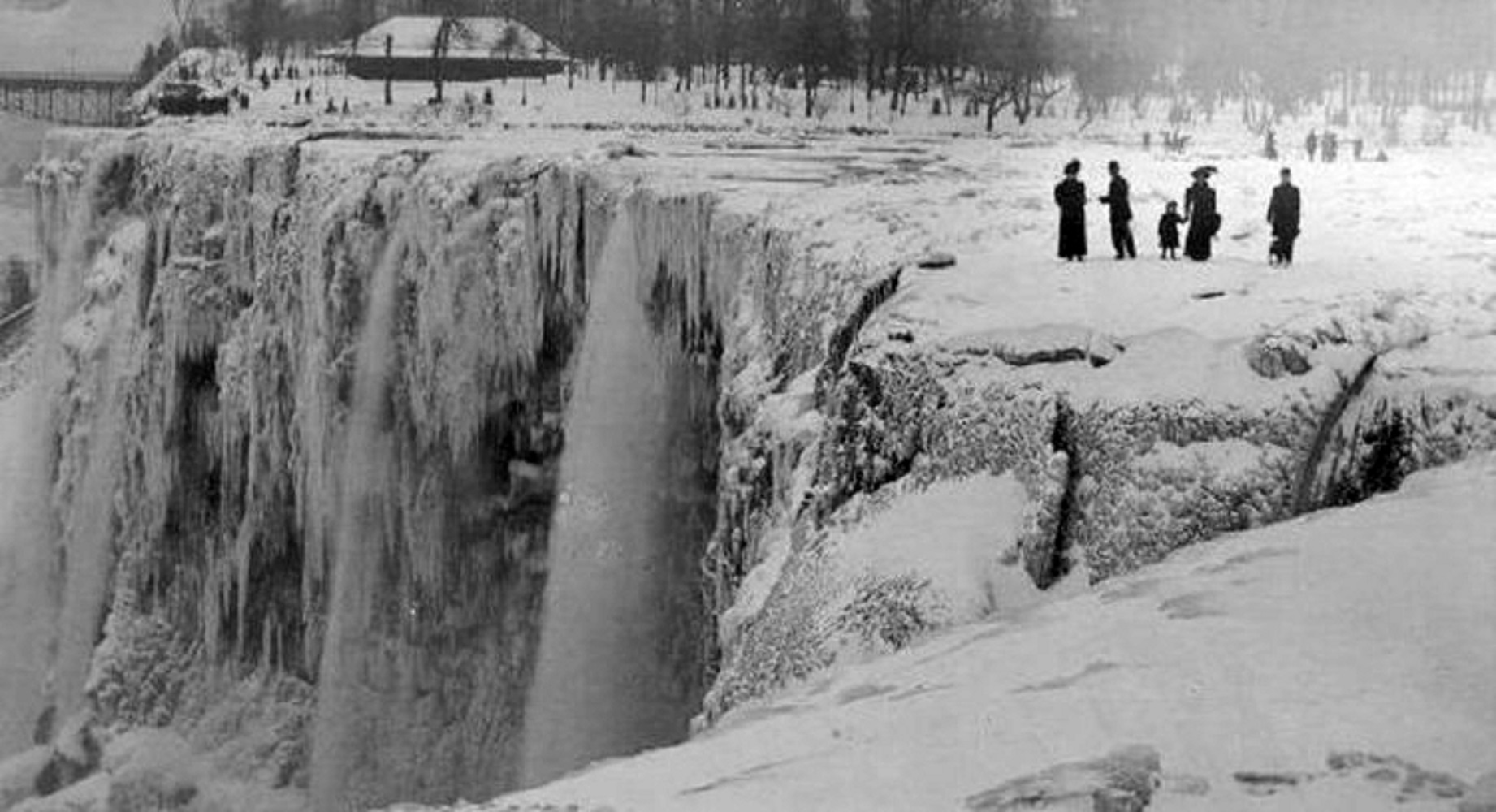 Неймовірно величне видовище: Ніагарський водоспад замерз та покрився кригою