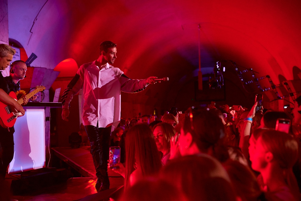 Макс Барских впервые с начала войны спел в Киеве: фото с необычного концерта