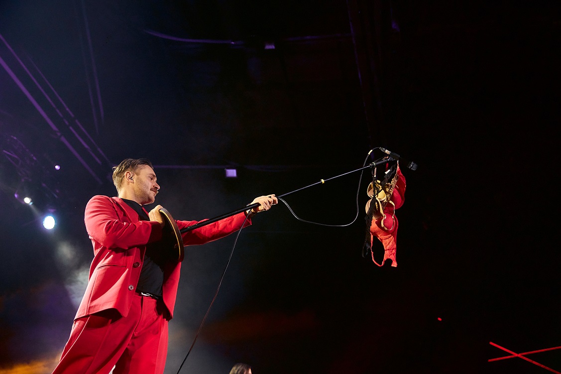 Українських музикантів закидали білизною на концерті в Києві (фото)