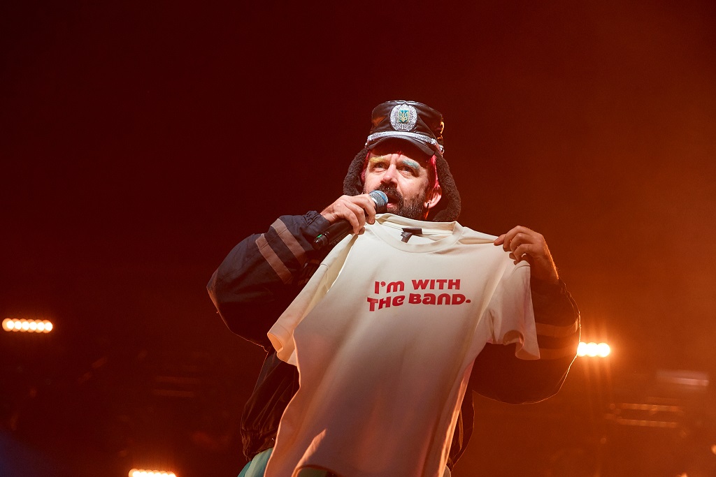 Українських музикантів закидали білизною на концерті в Києві (фото)