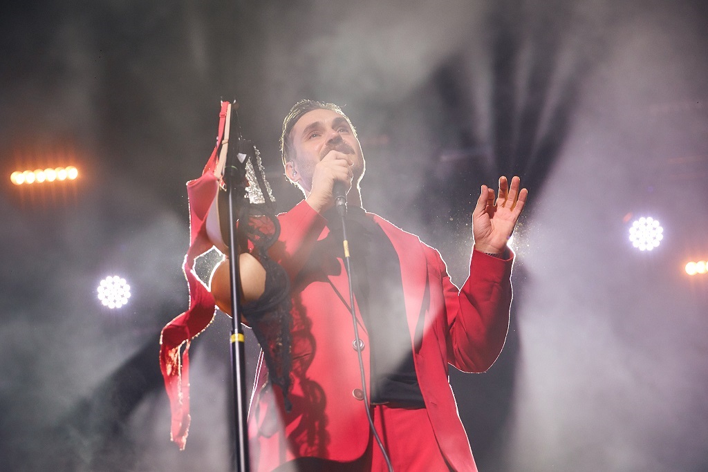 Українських музикантів закидали білизною на концерті в Києві (фото)