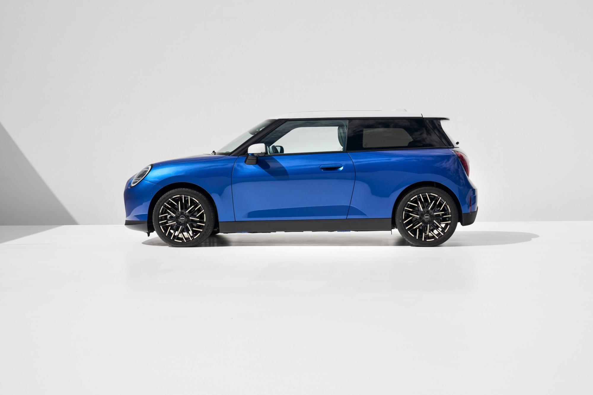 Компания Mini официально представила электрические Countryman и Cooper: что известно