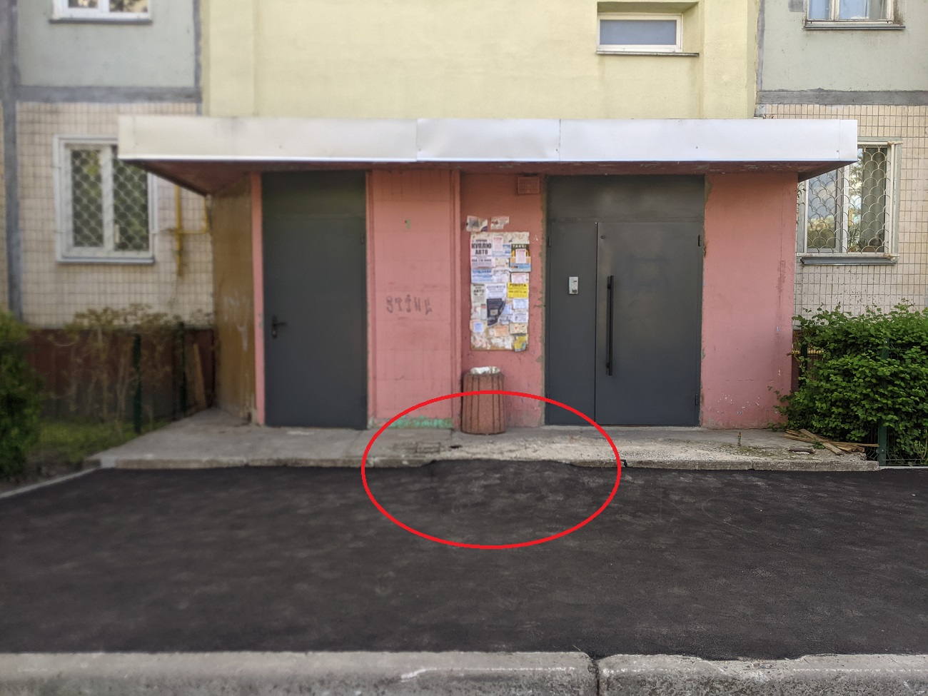 В Киеве дорожники стелили асфальт, но что-то пошло не так: курьезные фото