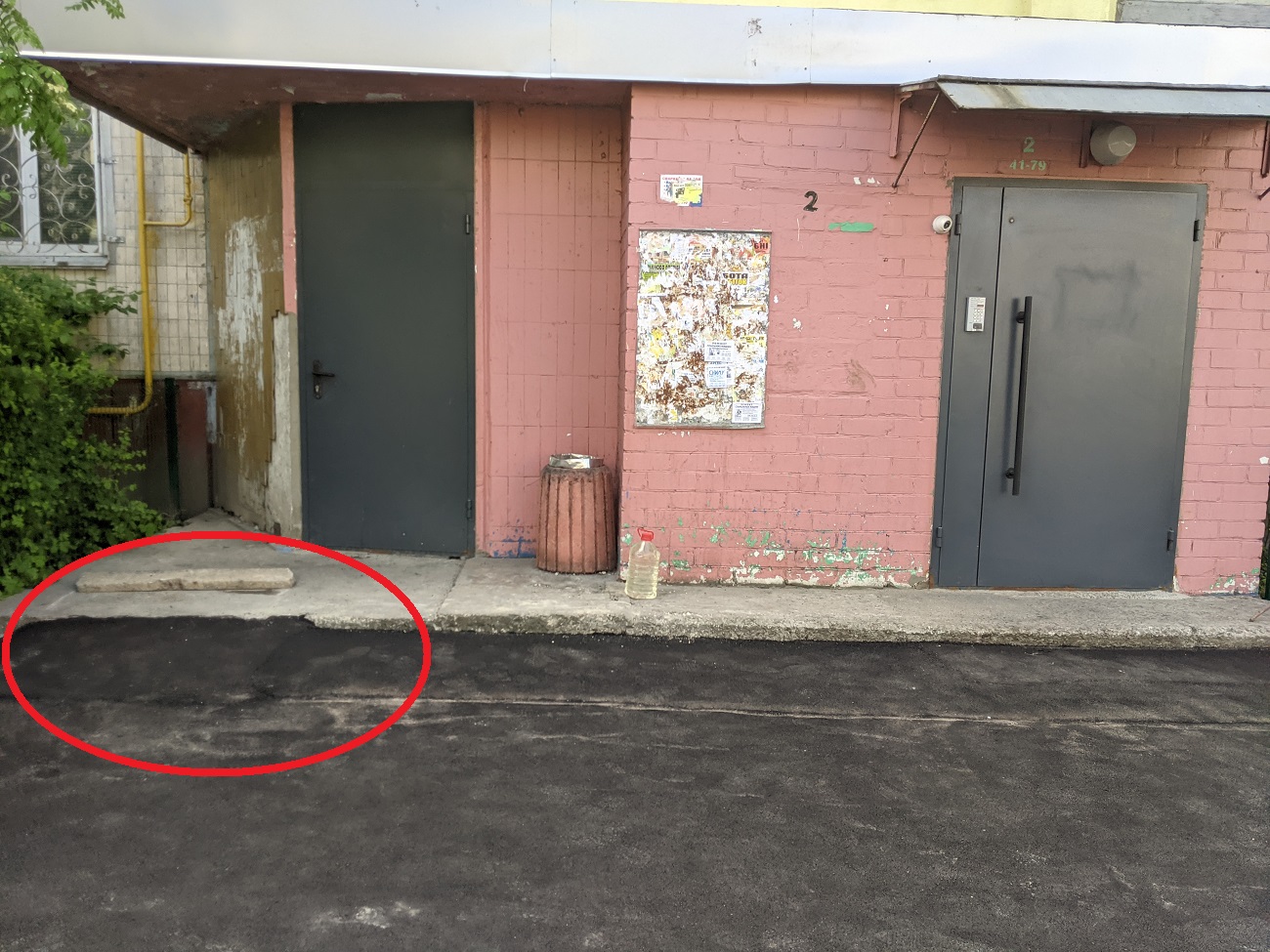 В Киеве дорожники стелили асфальт, но что-то пошло не так: курьезные фото