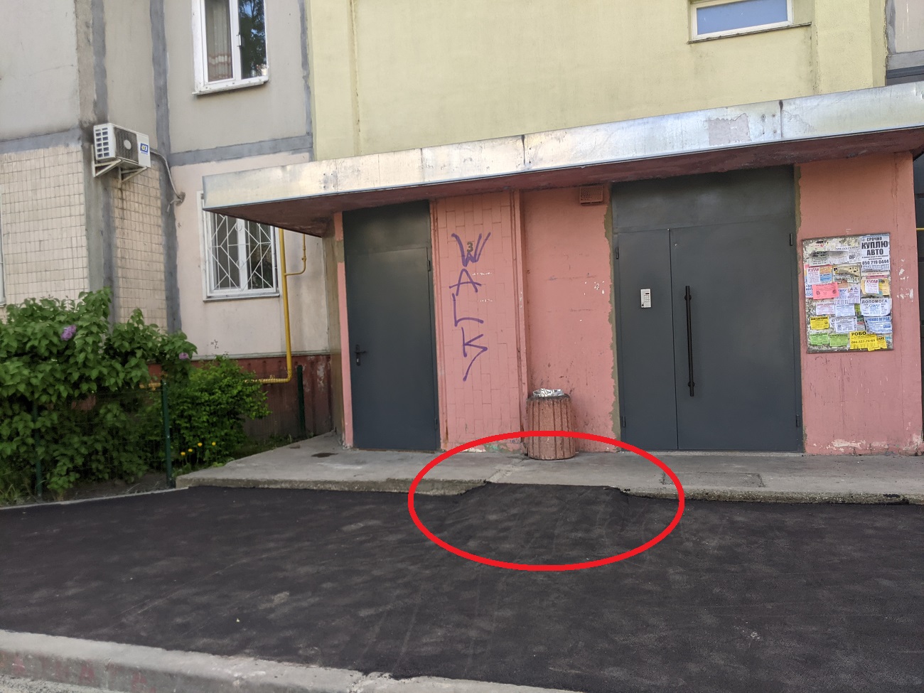 В Киеве дорожники стелили асфальт, но что-то пошло не так: курьезные фото