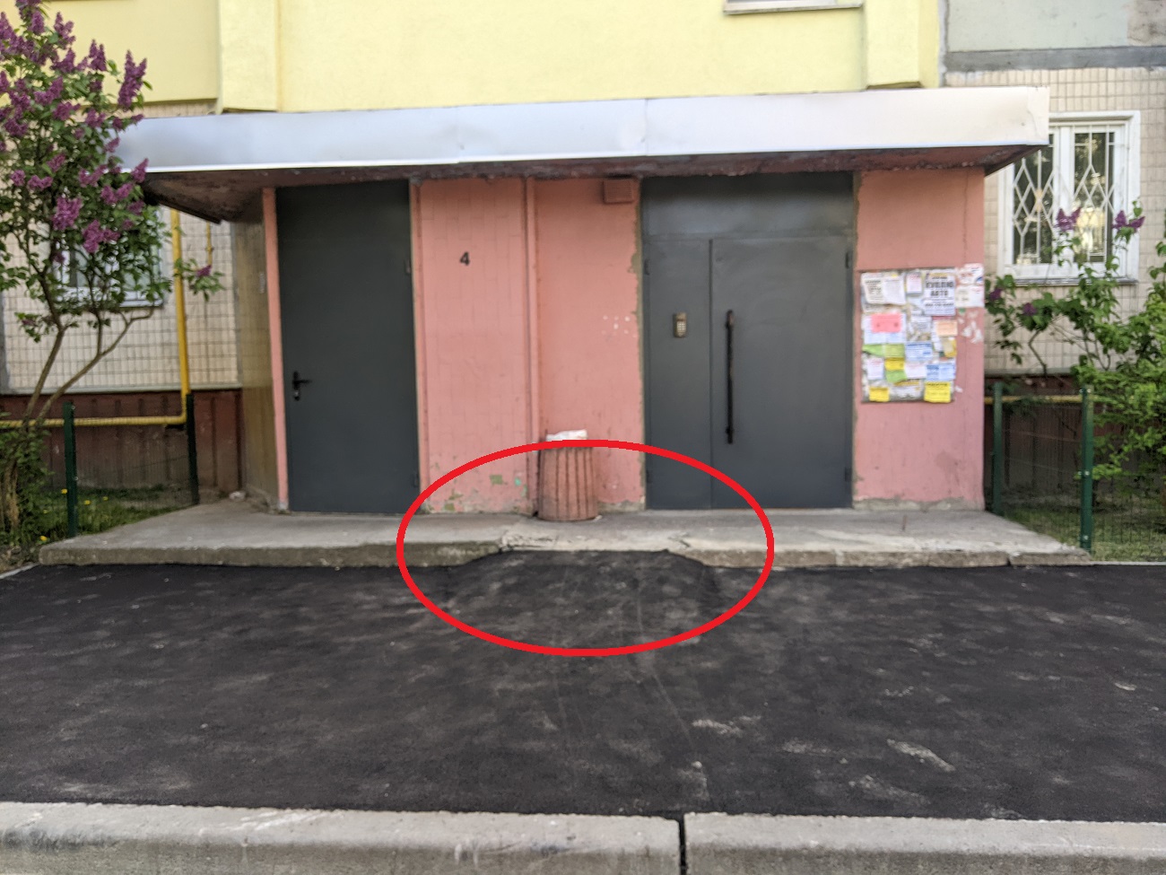 В Киеве дорожники стелили асфальт, но что-то пошло не так: курьезные фото