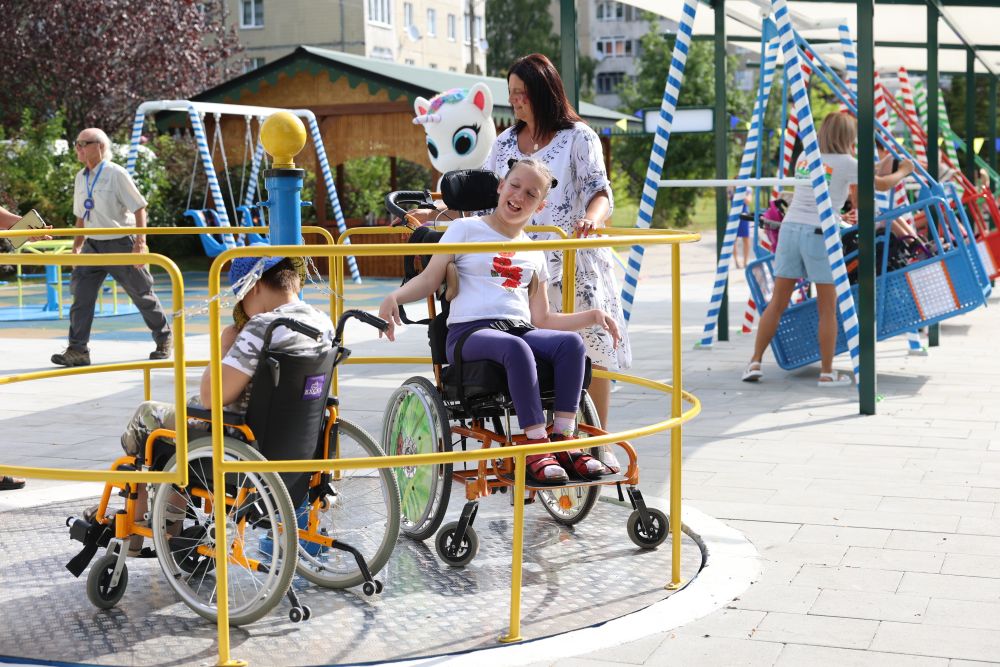 Во Львове появился уникальный парк развлечений для детей с инвалидностью: как он выглядит