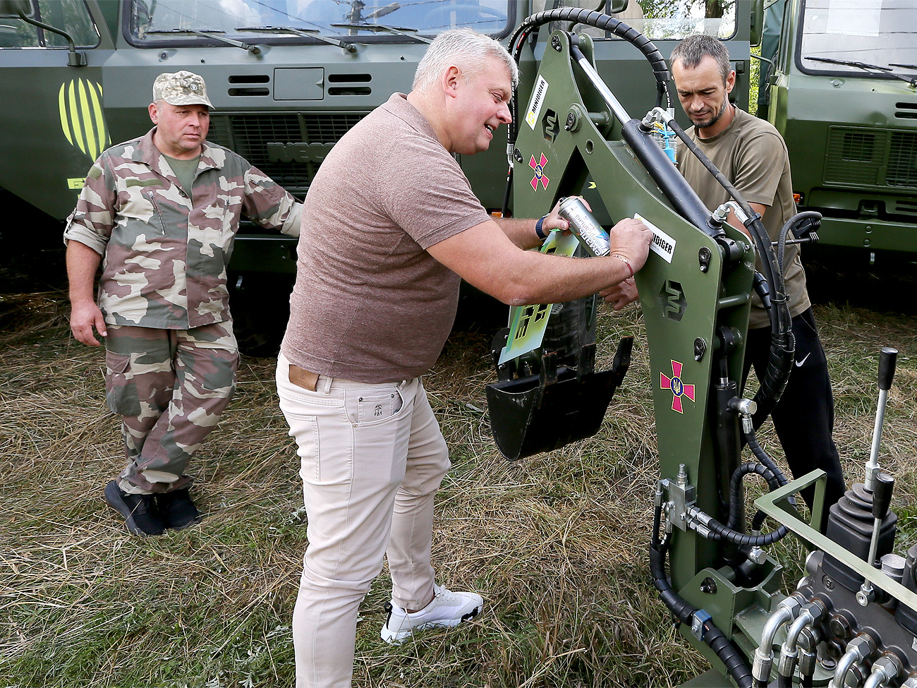 Козловский передал для ВСУ 6 военных грузовиков