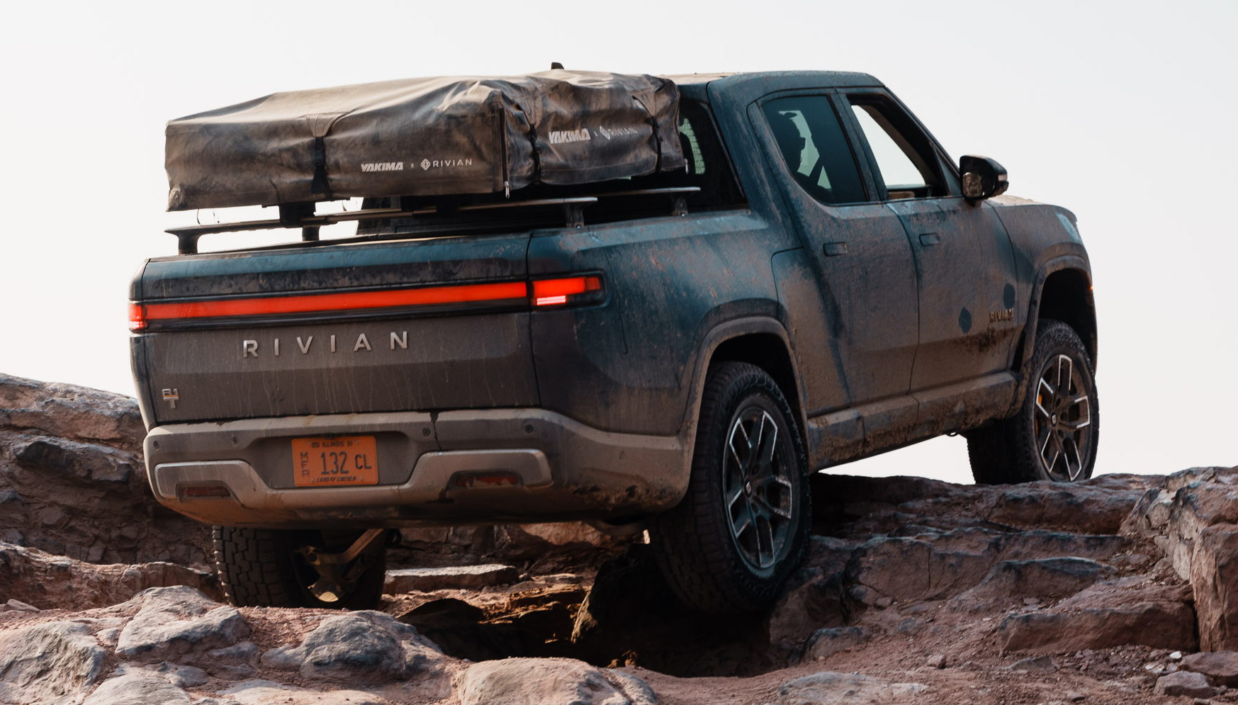 Опережая Теслу: Rivian запустил в серию электрический пикап R1T