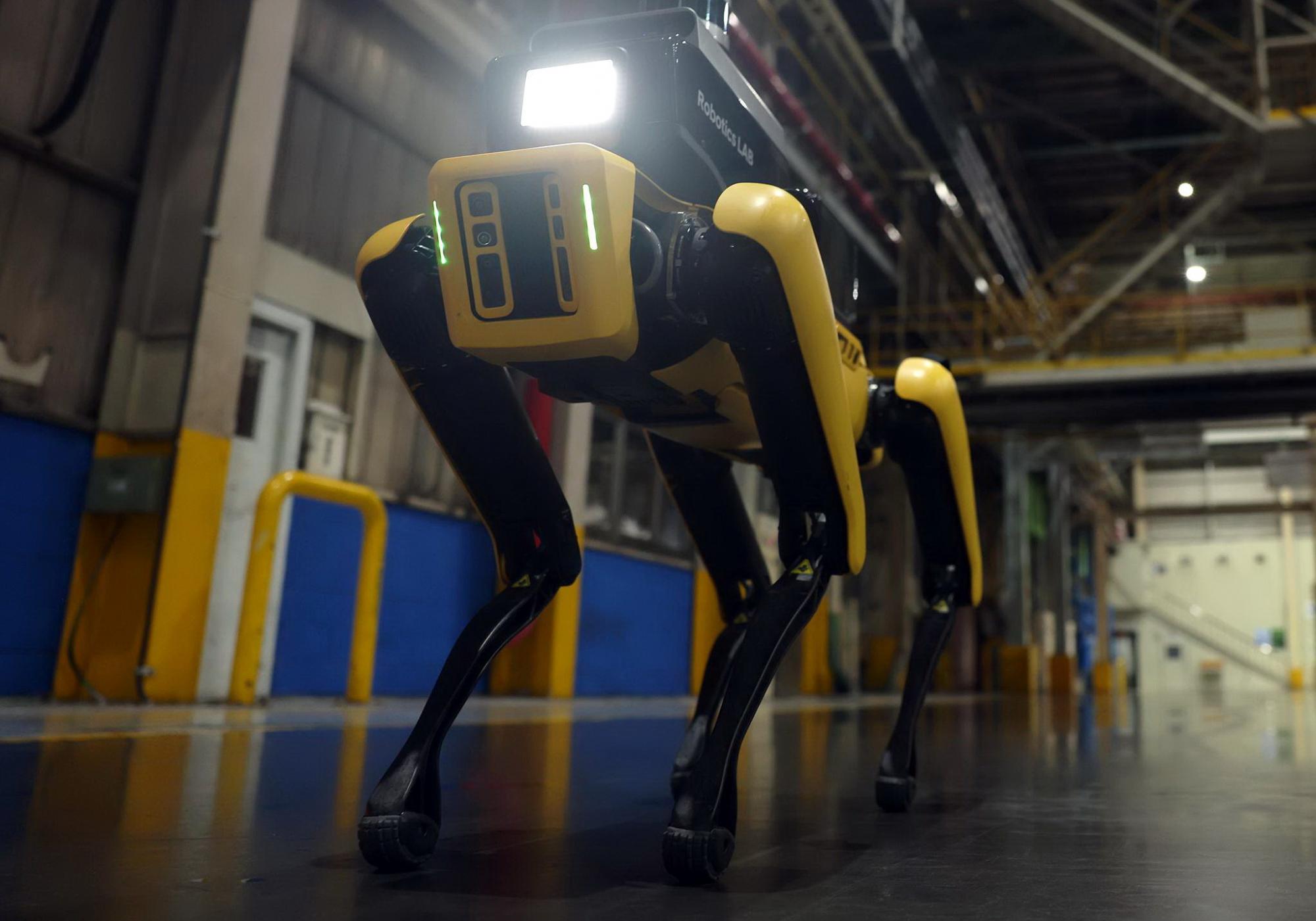 Человек не нужен: роботы Hyundai Boston Dynamics приступили к охране заводов и работе в страховых компаниях