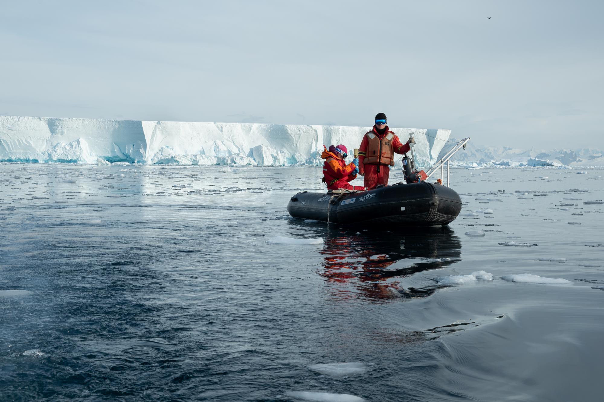 Футбол, гитара и тактика ведения боя. Как украинские полярники отдыхают в Антарктиде
