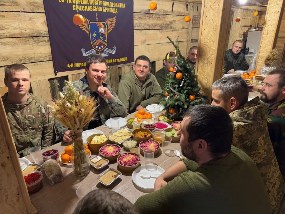 Дмитрий Комаров показал, как праздновал Рождество с защитниками в Покровске (фото)