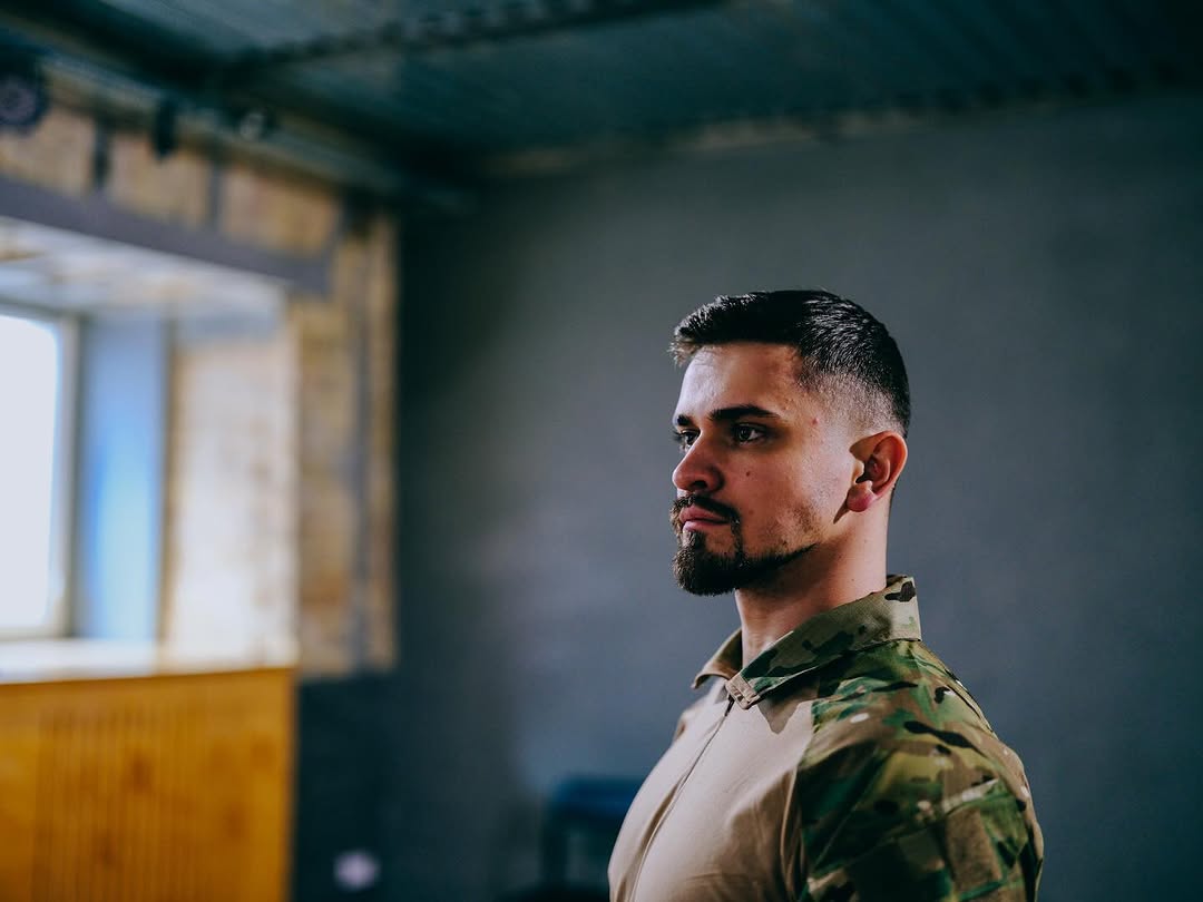 Санта-Клаус не приходив: актор-військовий пригадав, як відзначав новорічні свята на фронті