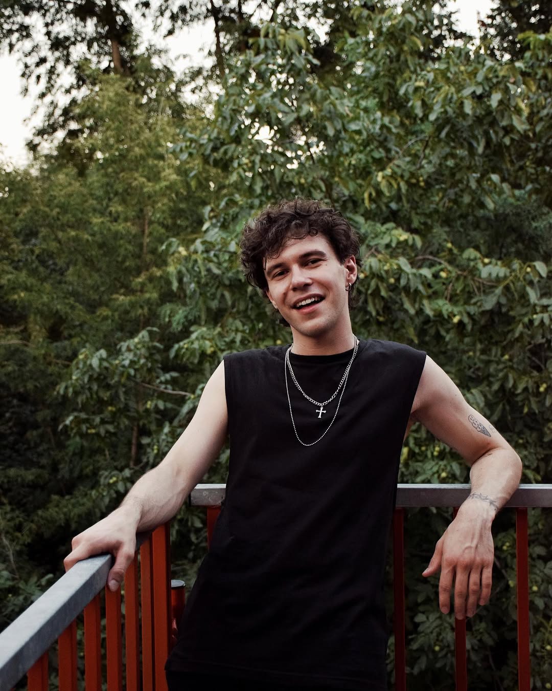 ENLEO оправдался после скандала из-за прослушивания российской музыки