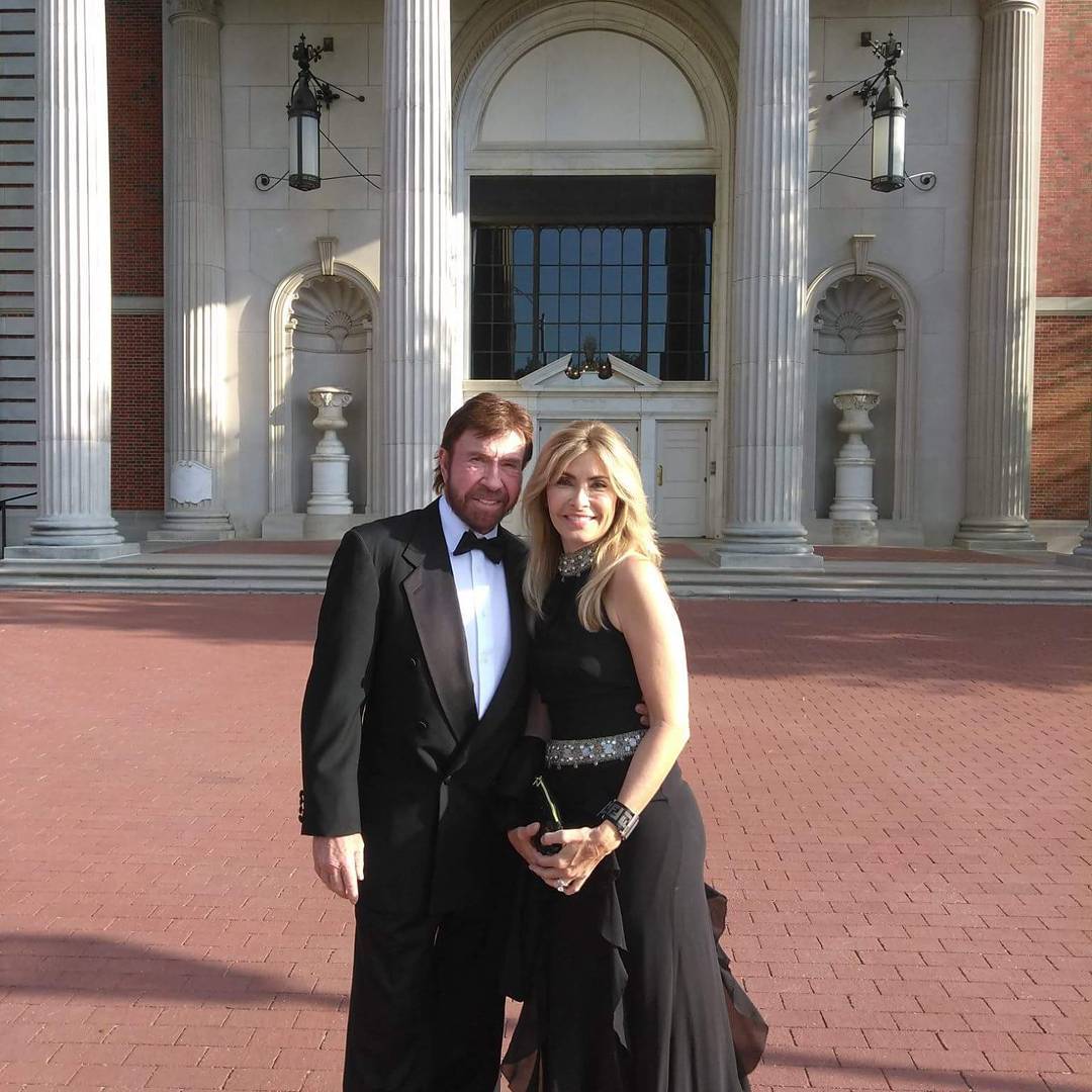 Який вигляд зараз має 84-річний Чак Норріс - той самий "Крутий Вокер" (фото)