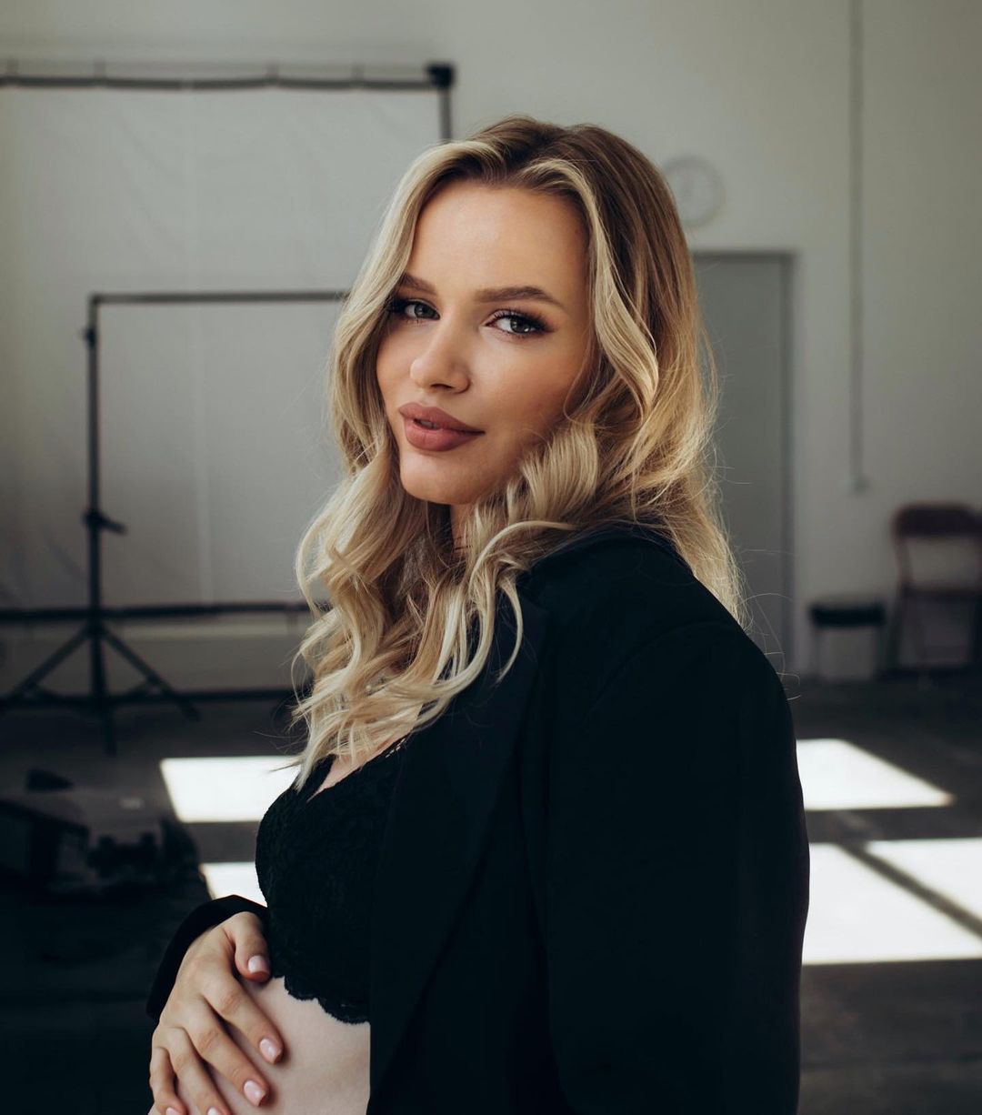 Українська блогерка з "заниженою самооцінкою" купила "мерс" за 7 мільйонів: чим вона займається