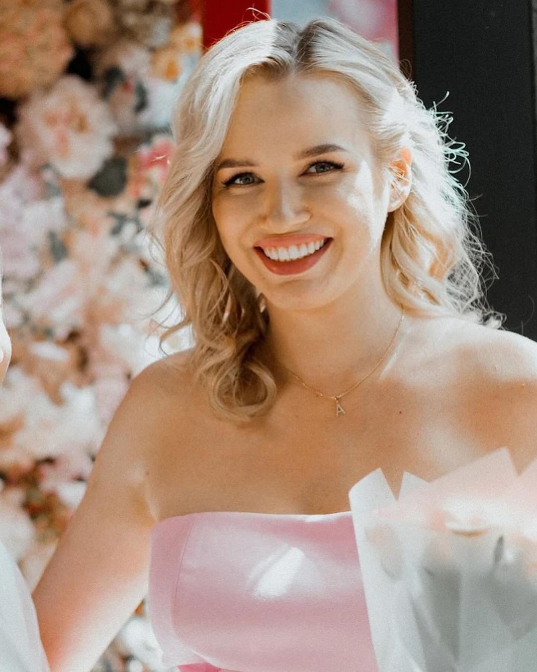 Українська блогерка з "заниженою самооцінкою" купила "мерс" за 7 мільйонів: чим вона займається