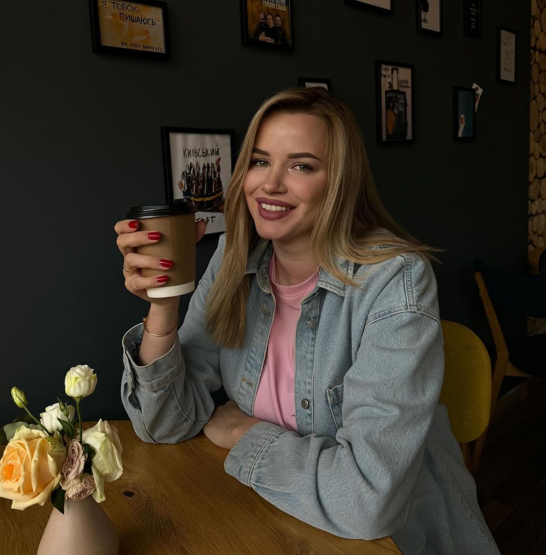 Українська блогерка з "заниженою самооцінкою" купила "мерс" за 7 мільйонів: чим вона займається