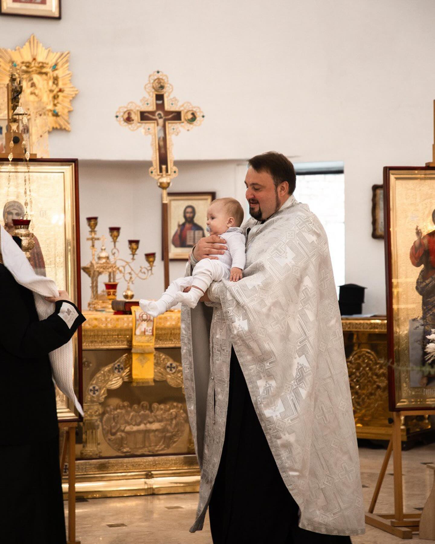 Зірка "Жіночого Кварталу" похрестила 7-місячного сина: зворушливі фото таїнства