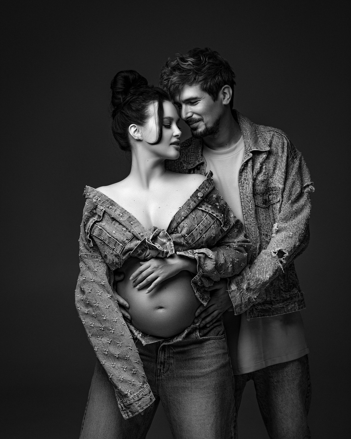 Позитив розповів, як дізнався про вагітність коханої і чи буде присутнім на пологах