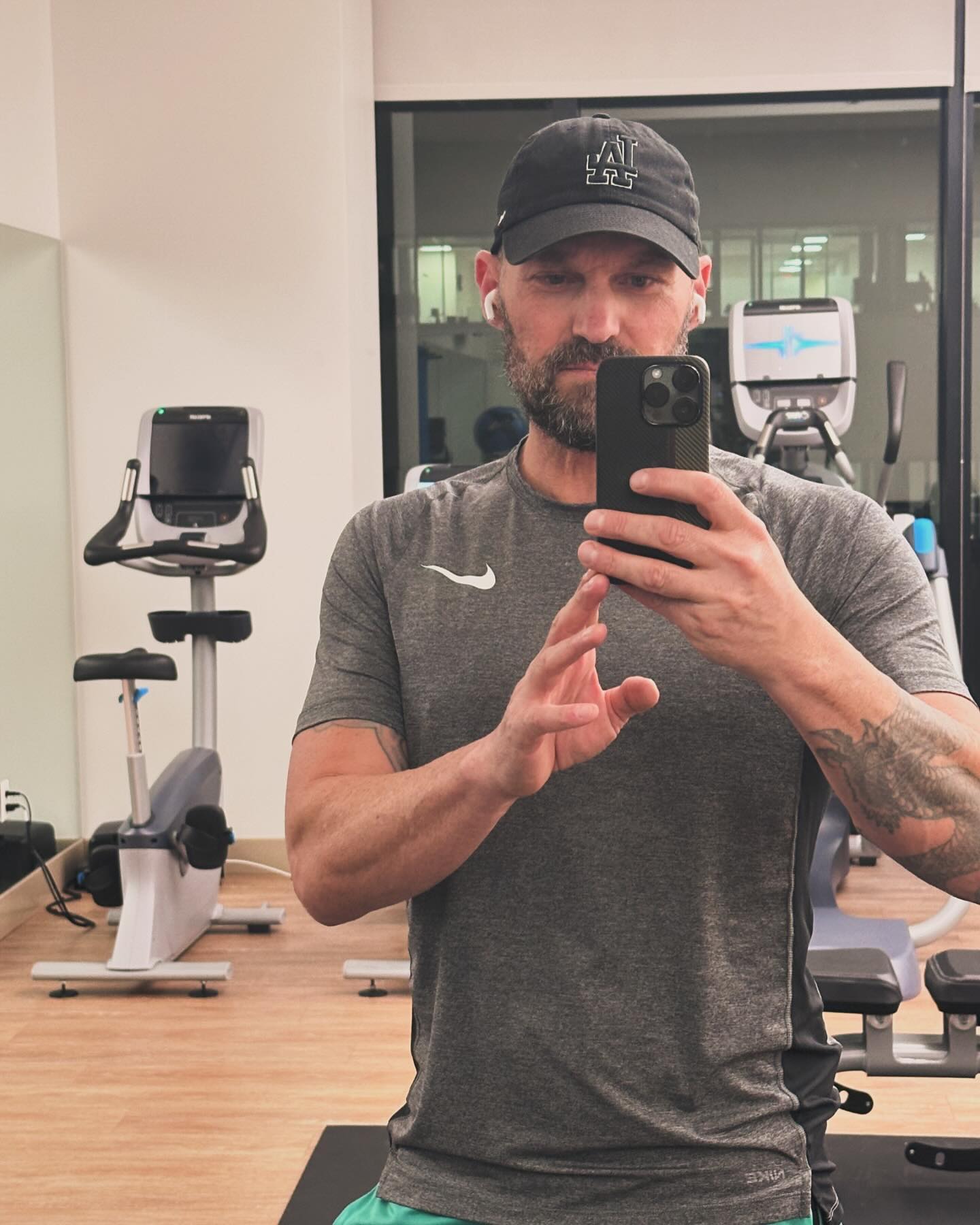 Экс-муж Меган Фокс отреагировал на ее беременность от молодого жениха