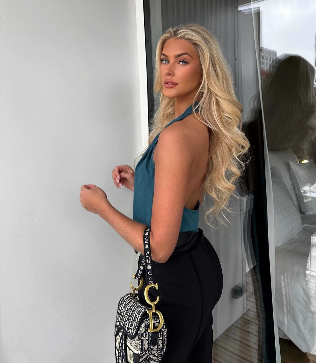 "Міс Всесвіт-2024" Вікторія К’єр Тейлвіг: що відомо про переможницю, "домашні" фото