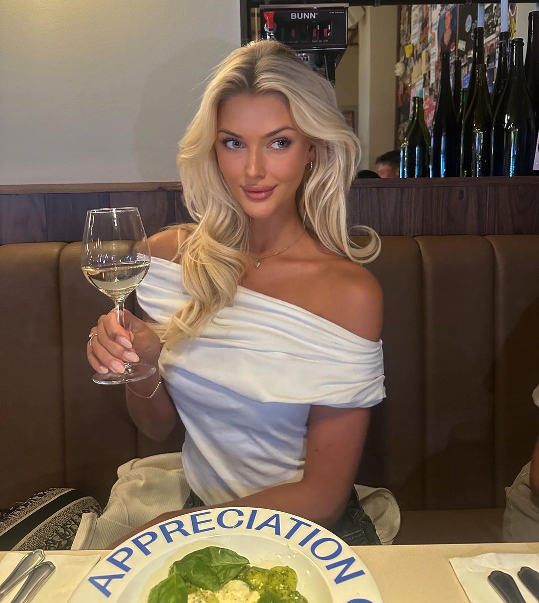 "Міс Всесвіт-2024" Вікторія К’єр Тейлвіг: що відомо про переможницю, "домашні" фото