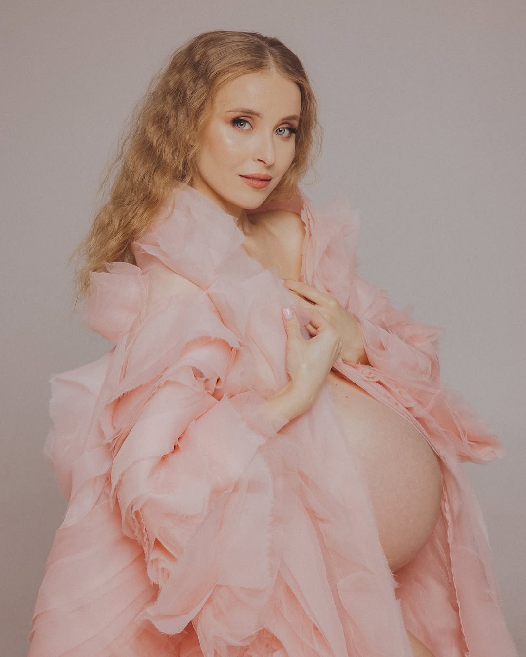 Звезда "Крепостной" во второй раз стала мамой и показалась в роддоме