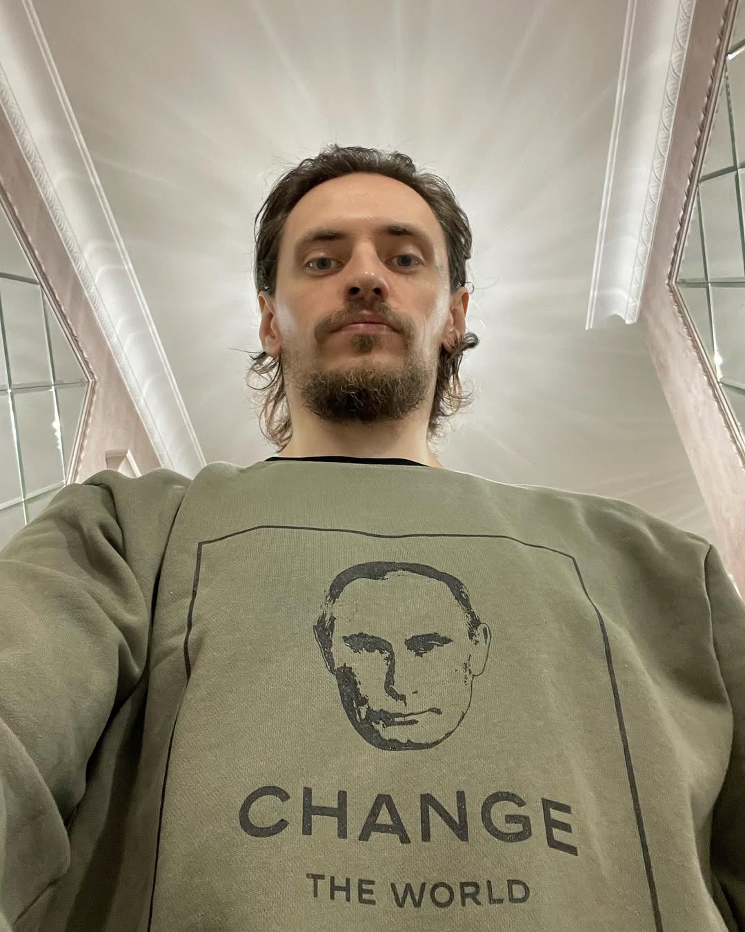 Скандальний танцюрист Полунін, який набив на грудях тату Путіна, втік з РФ