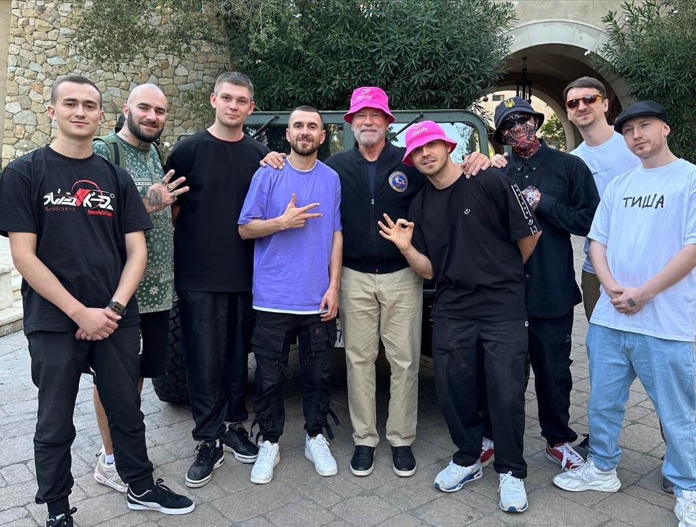 Арнольд Шварценеггер зустрівся з Kalush Orchestra і приміряв рожеву панаму (фото)