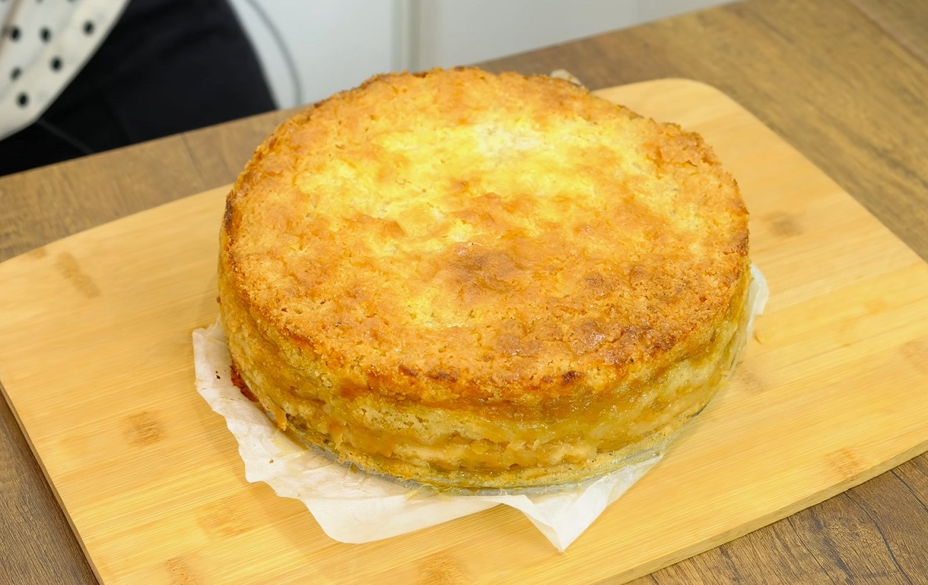 Рецепт насыпного пирога с яблоками в духовке. Насыпной яблочный пирог. Насыпной пирог с яблоками. Яблочный насыпной пирог без яиц. Болгарский насыпной пирог.