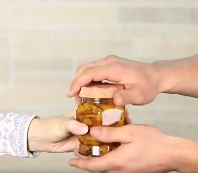 6 способов открыть банку с закруткой, о которых вы могли не догадываться